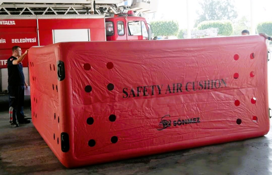 Sonmez Rescue Safety Cushion SMZ 20 next to fire truck
