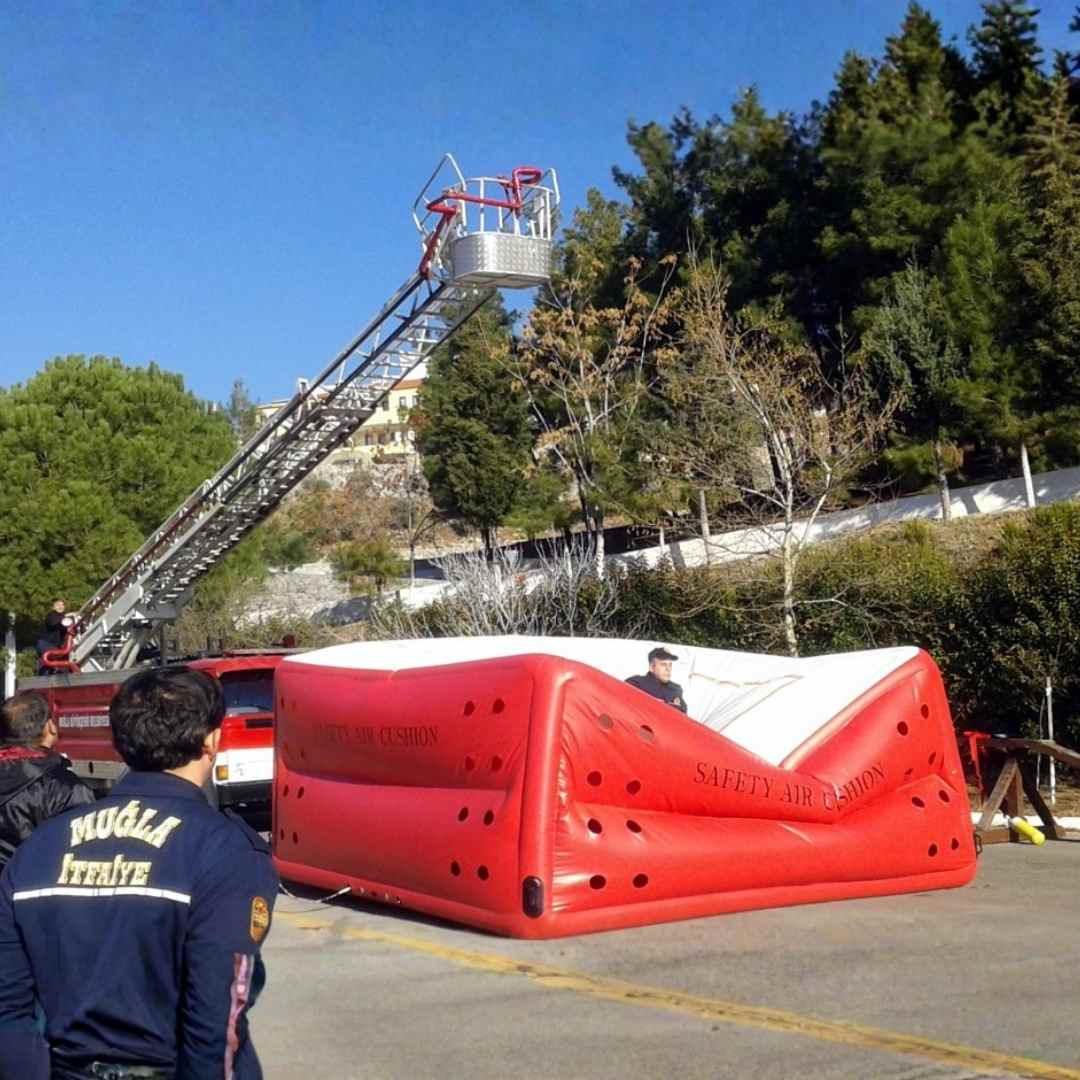 Man landing on Sonmez Rescue Safety Cushion SMZ 20